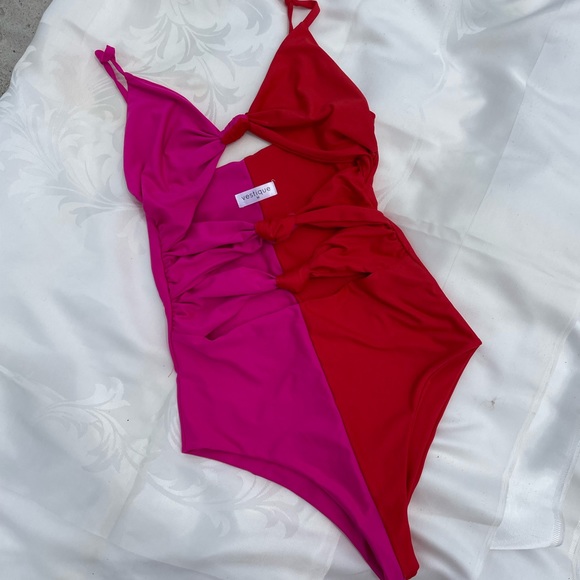 vestique Other - One Piece Color Block